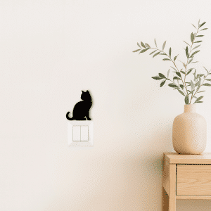 חתול מביט לאחור שמאלה דגם MILO למתג