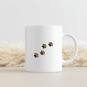 כוס לשתיה חמה חתולים - החיים יפים יותר עם חתול שחור בבית צד אחורי