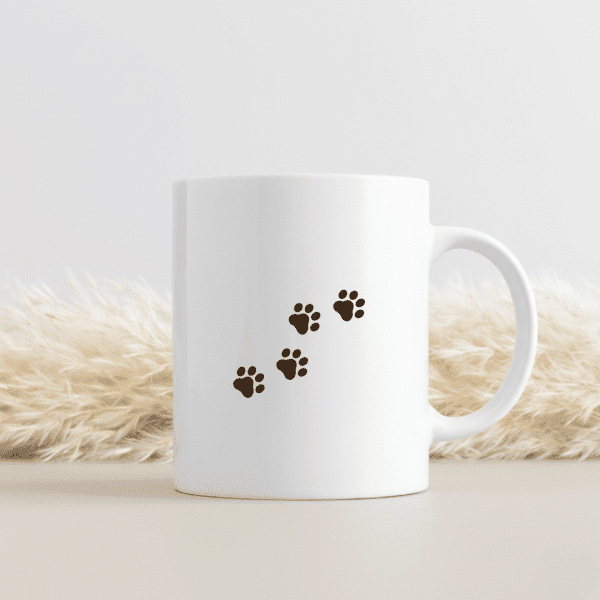 כוס לשתיה חמה חתולים - החיים יפים יותר עם חתול שחור בבית צד אחורי