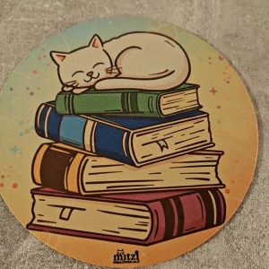 תמונת וידאו משטח עגול לעכבר עם חתול ישן על ערימת ספרים דגם Sleepy