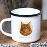 כוס אמייל וינטג' מעוצבת לשתיה חמה חתול מיין קון דגם 'Maine Coon' - צד קדמי