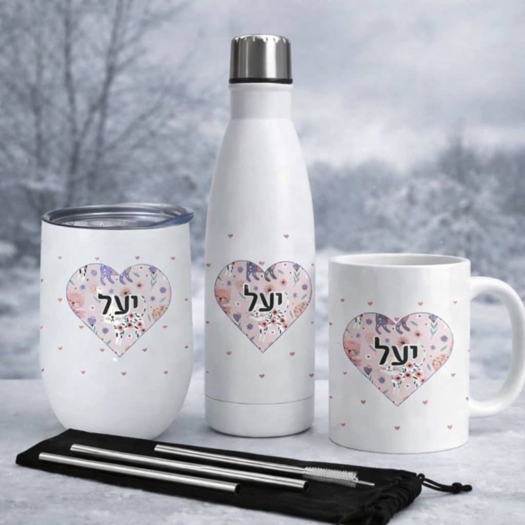 סט מפנק לשתיה בהתאמה אישית עם שם בקבוק תרמי, כוס קרמיקה, כוס תרמית וסט מהודר של קשיות עם חריטה בלייזר